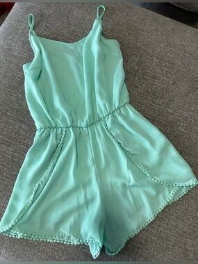 Romper Women’s Size Medium ing Brand 
Pre-owned